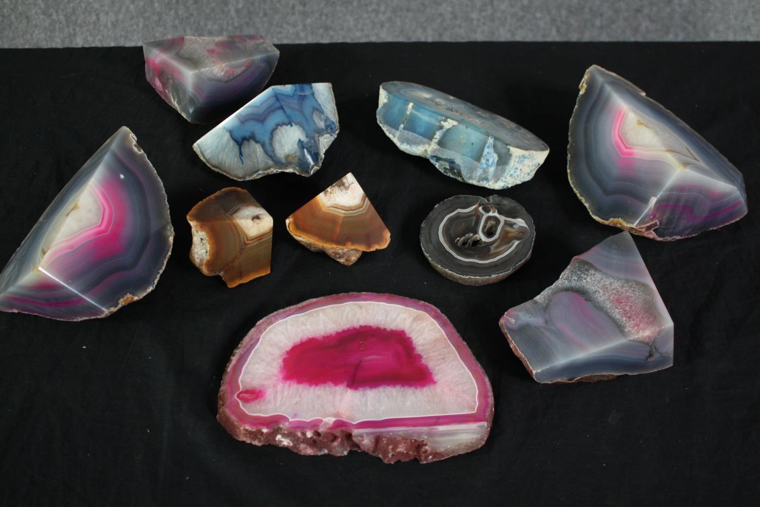 A collection of ten agate geode pieces, some dyed. L.21cm. (largest) Proceeds from this lot will