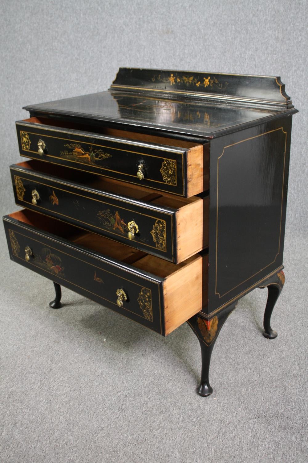 Chest of drawers, mid century lacquered with Chinoiseries decoration. H.101 W.91 D.48cm. - Image 7 of 8