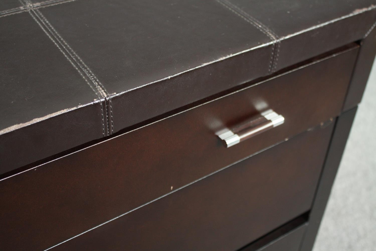 Chest of drawers, contemporary in faux leather. H.80 W.108 D.40cm. - Image 7 of 9