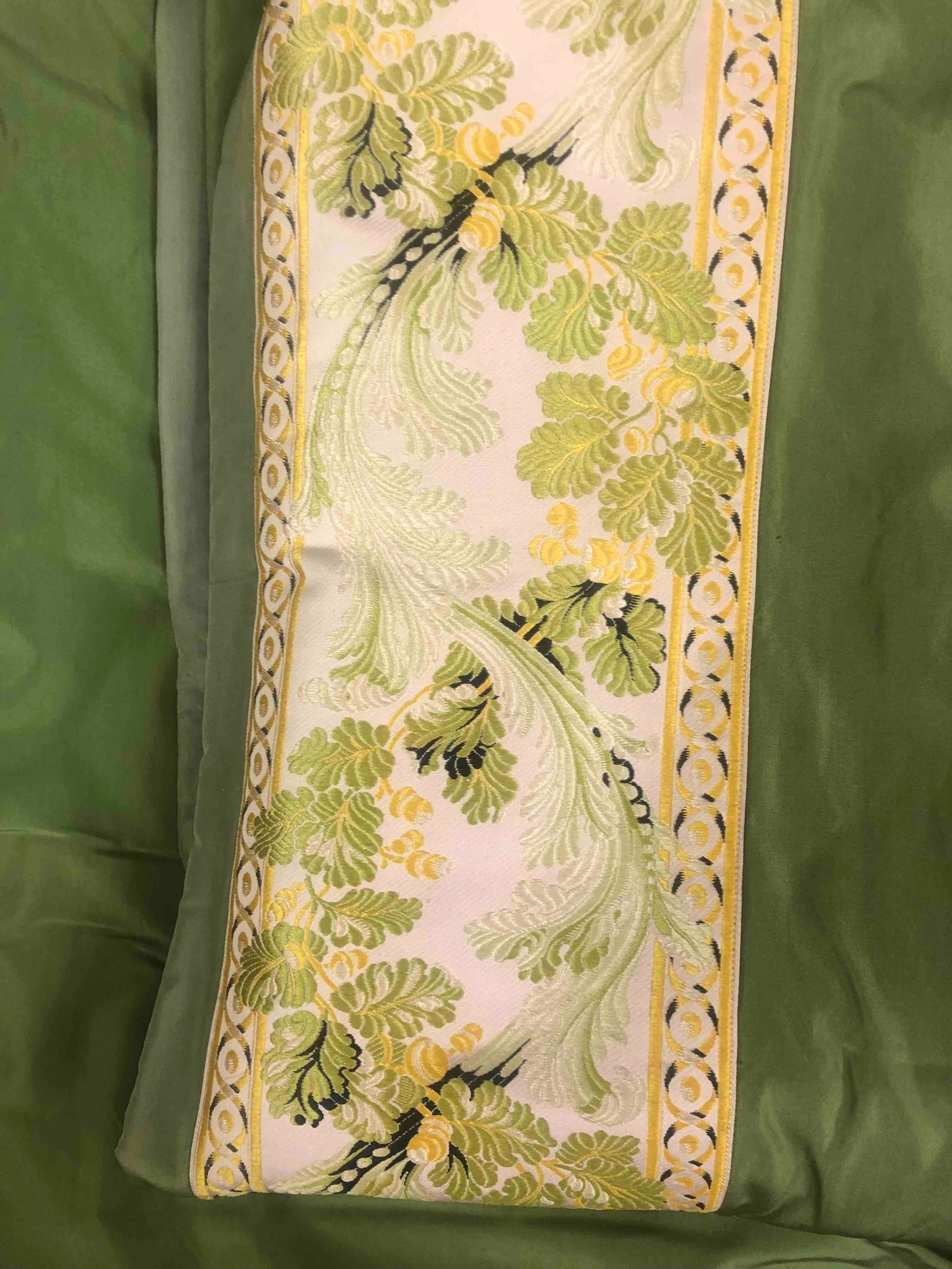 Two pairs of curtains, silk and with silk brocade border. L.280 W.155cm. (Each) - Image 3 of 5