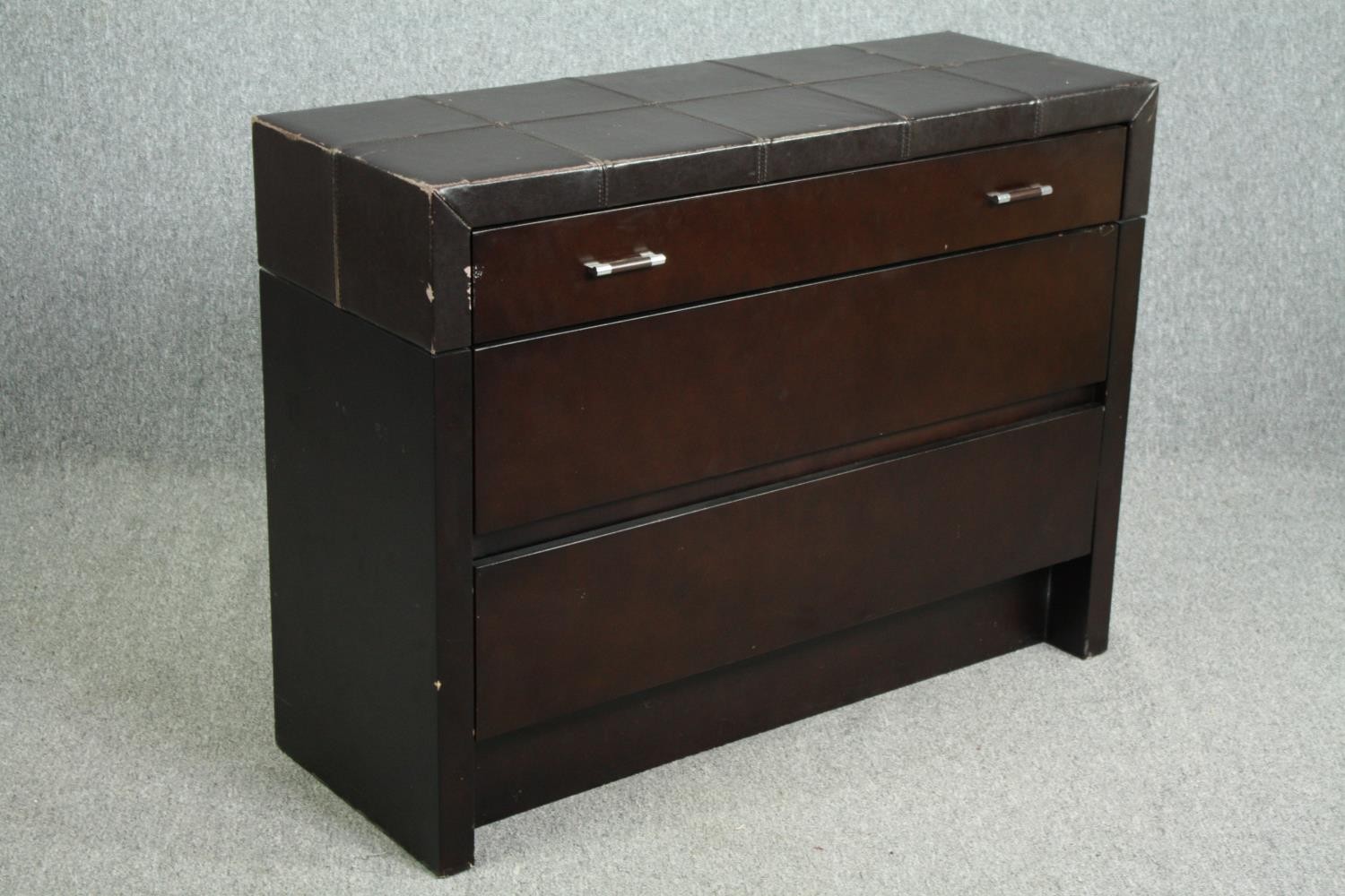 Chest of drawers, contemporary in faux leather. H.80 W.108 D.40cm. - Image 2 of 9