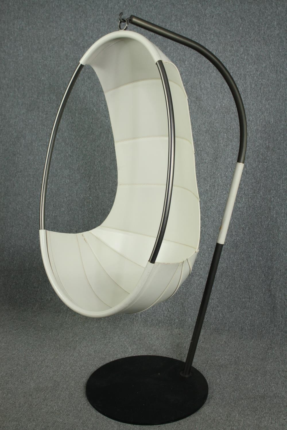 A contemporary Ivano Redaelli swing chair in leather. H.177cm. - Image 7 of 11