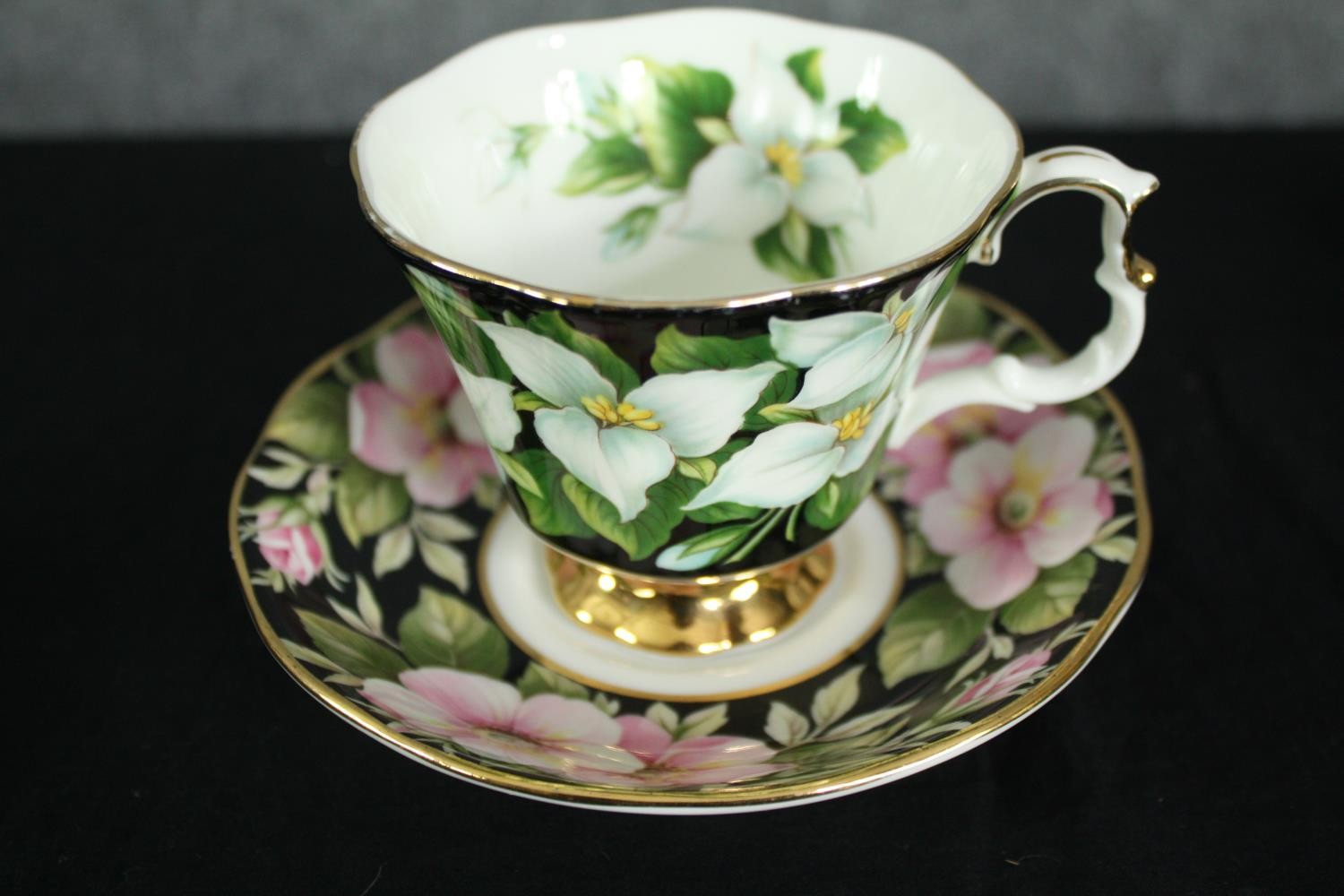 A collection of tea cups and saucers, including an orange and white early 20th century floral design - Image 18 of 19