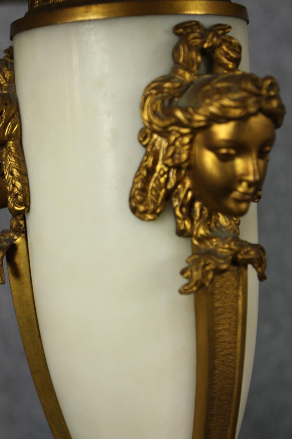 A vintage gilt spelter and marble Classical style table lamp and a Japanese hand gilded ceramic - Image 5 of 6