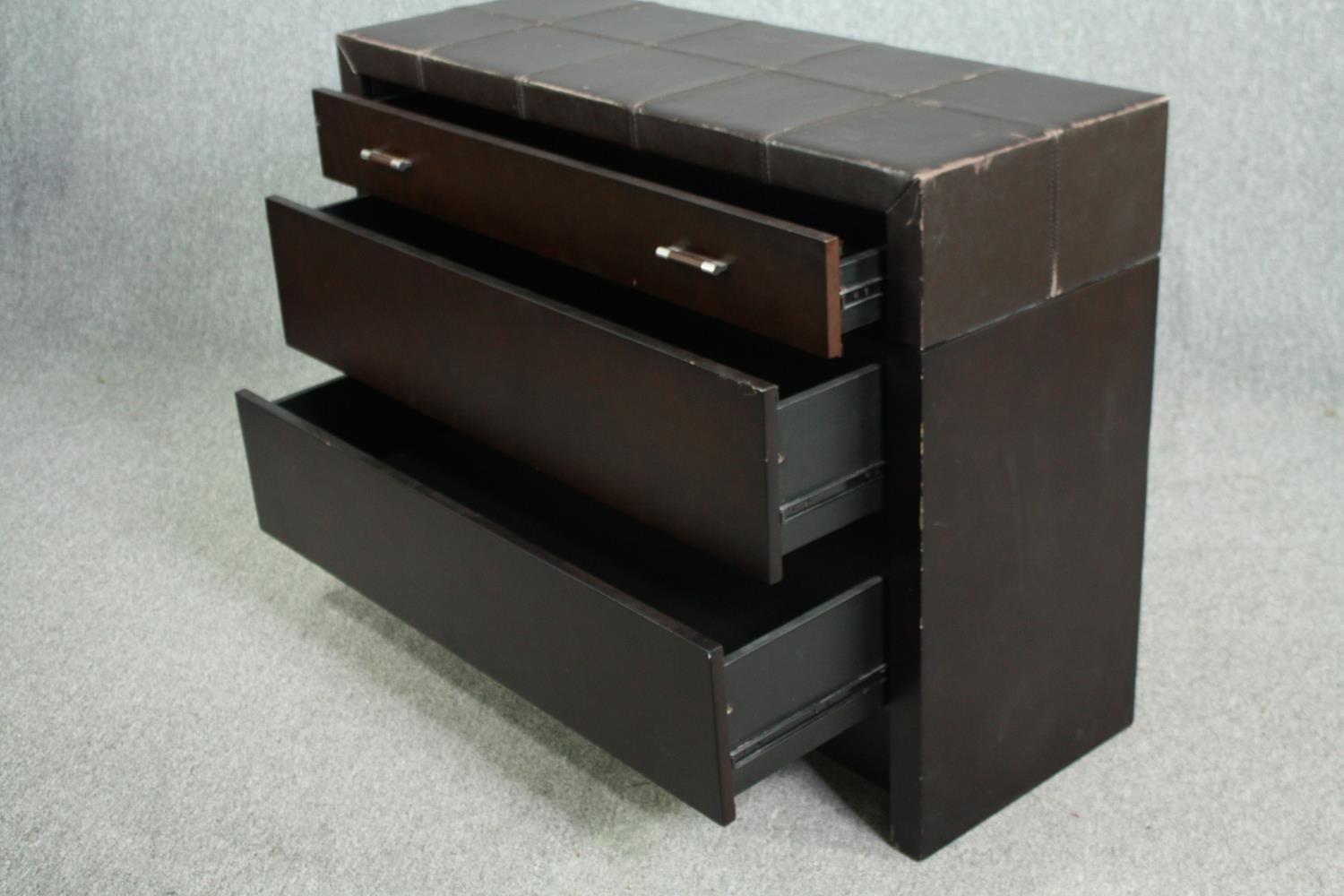 Chest of drawers, contemporary in faux leather. H.80 W.108 D.40cm. - Image 5 of 9