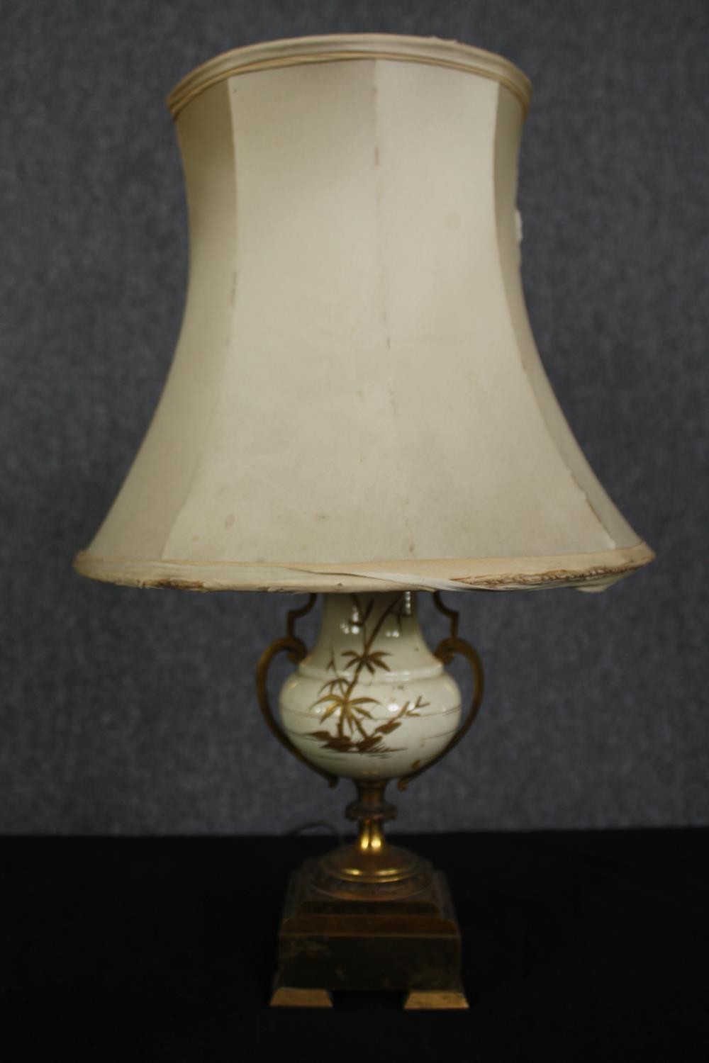 A vintage gilt spelter and marble Classical style table lamp and a Japanese hand gilded ceramic - Image 2 of 6