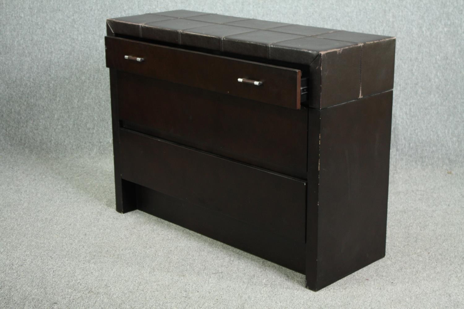 Chest of drawers, contemporary in faux leather. H.80 W.108 D.40cm. - Image 4 of 9