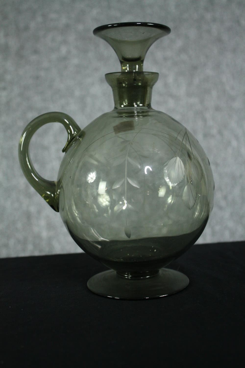 A Swedish smokey etched glass spherical decanter with conical stopper and four matching glasses - Image 3 of 7