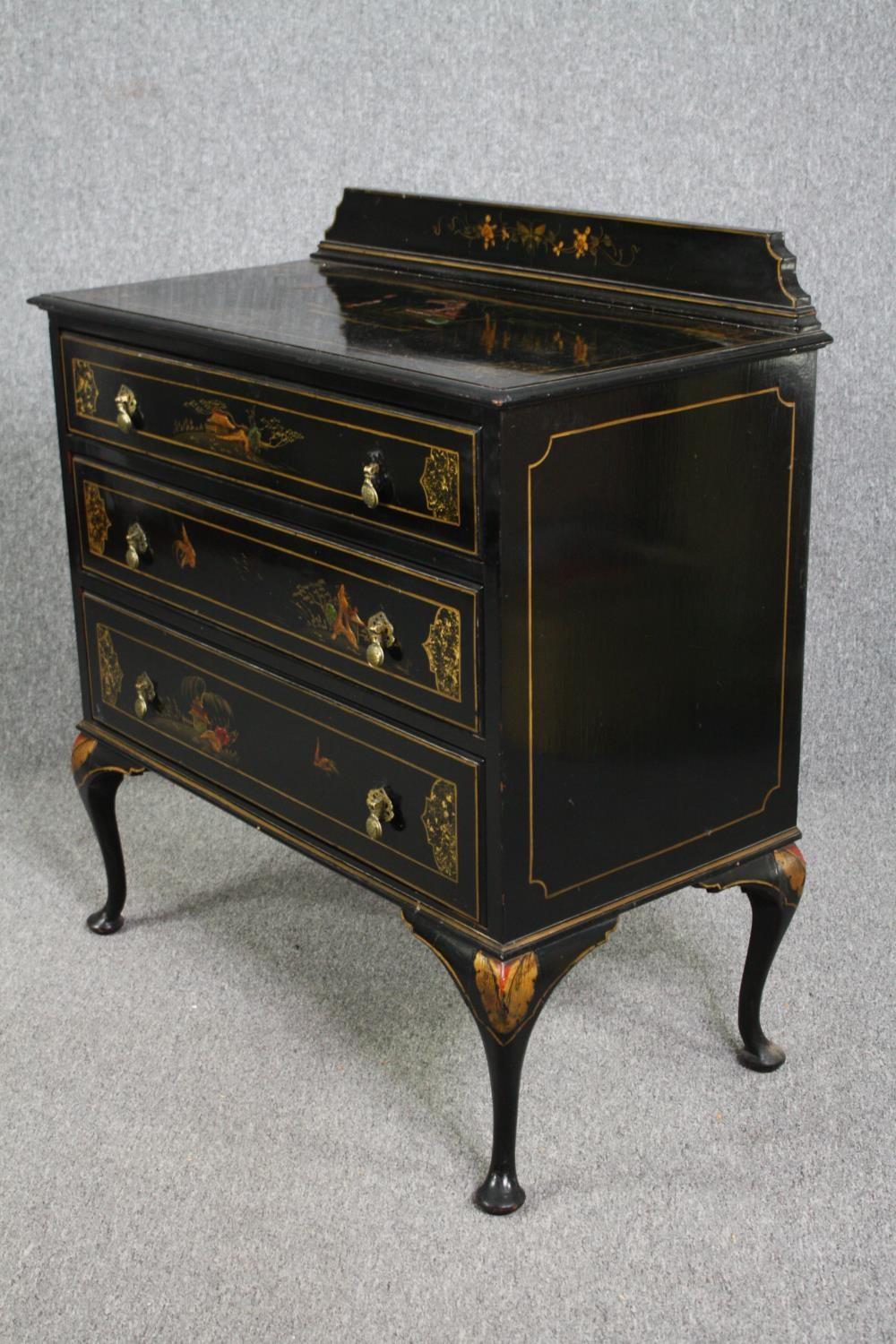 Chest of drawers, mid century lacquered with Chinoiseries decoration. H.101 W.91 D.48cm. - Image 4 of 8