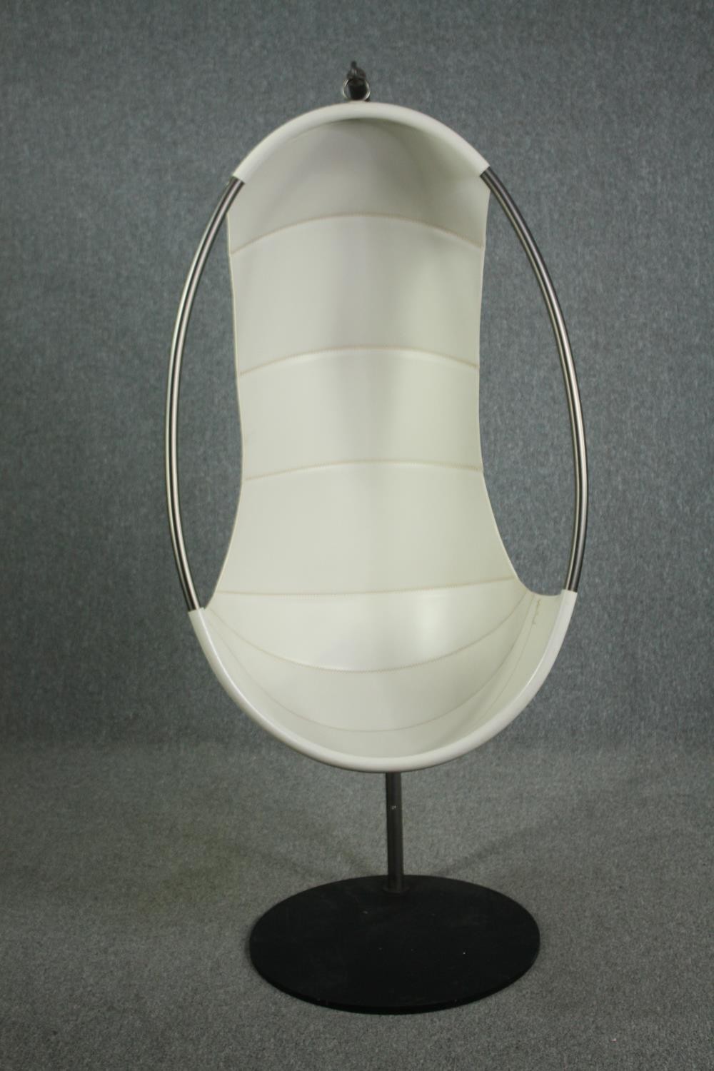 A contemporary Ivano Redaelli swing chair in leather. H.177cm.
