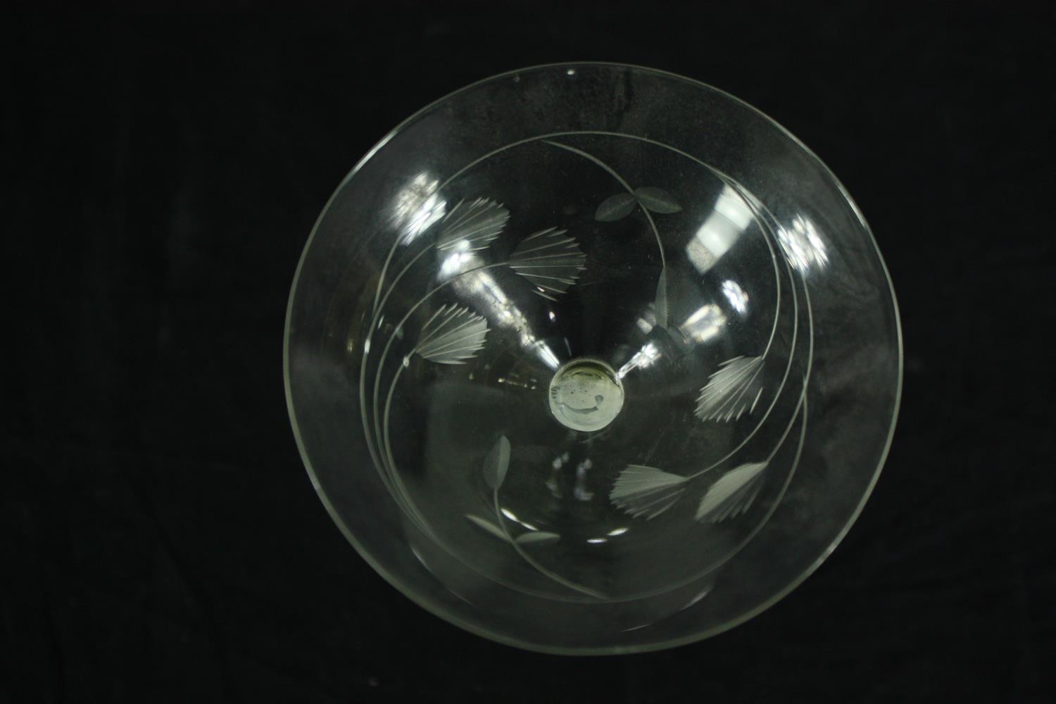 A Swedish smokey etched glass spherical decanter with conical stopper and four matching glasses - Image 7 of 7