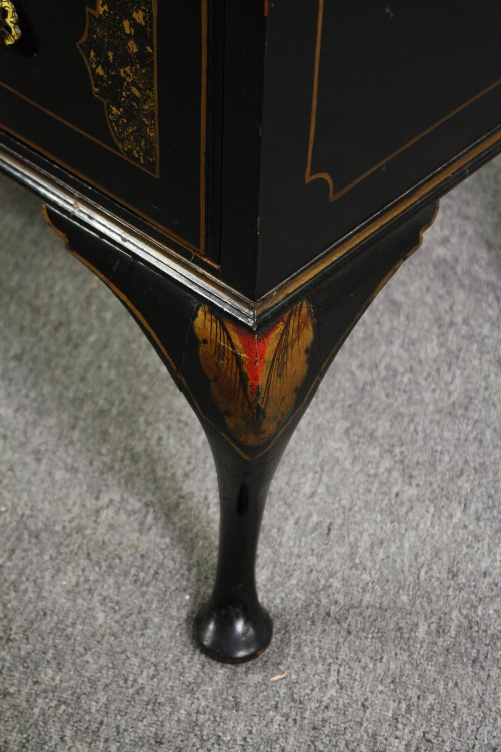 Chest of drawers, mid century lacquered with Chinoiseries decoration. H.101 W.91 D.48cm. - Image 8 of 8