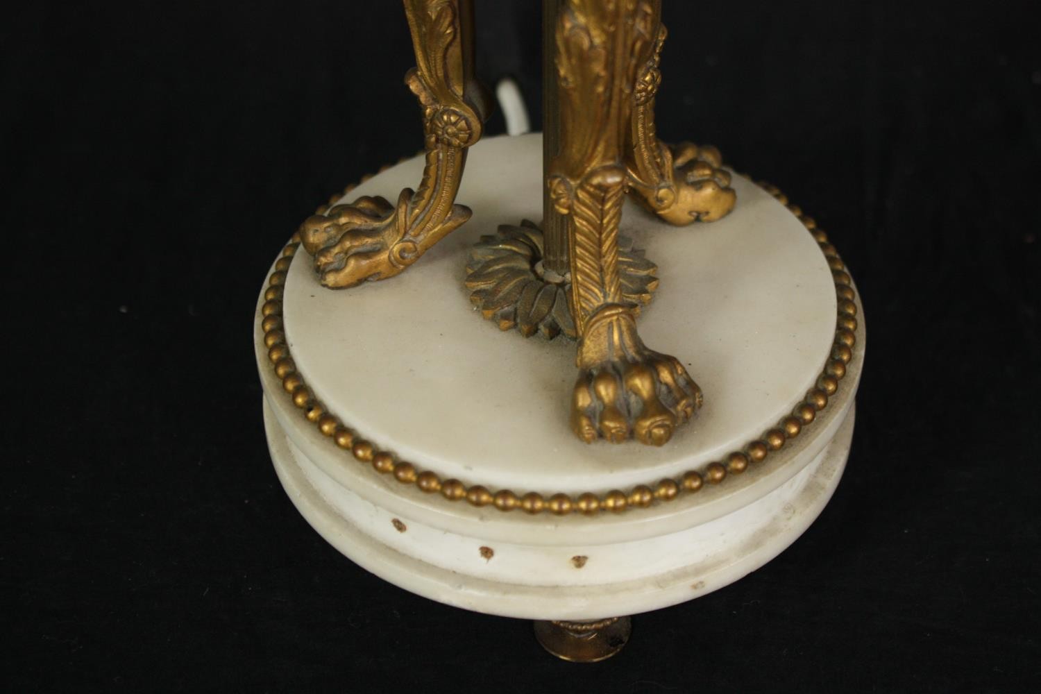 A vintage gilt spelter and marble Classical style table lamp and a Japanese hand gilded ceramic - Image 4 of 6