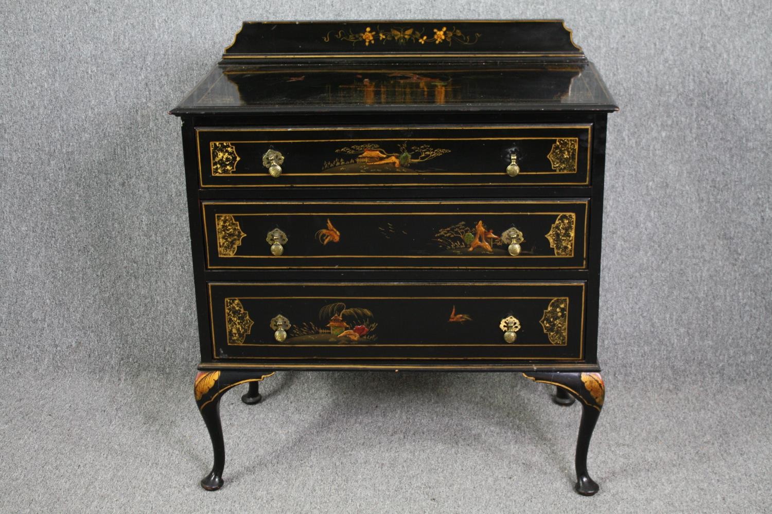 Chest of drawers, mid century lacquered with Chinoiseries decoration. H.101 W.91 D.48cm.