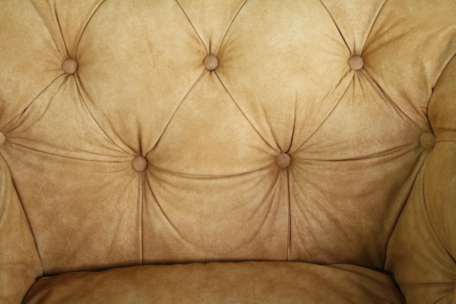 Chesterfield armchair, contemporary in deep buttoned leather upholstery with a nubuck finish. H.73 - Image 6 of 6