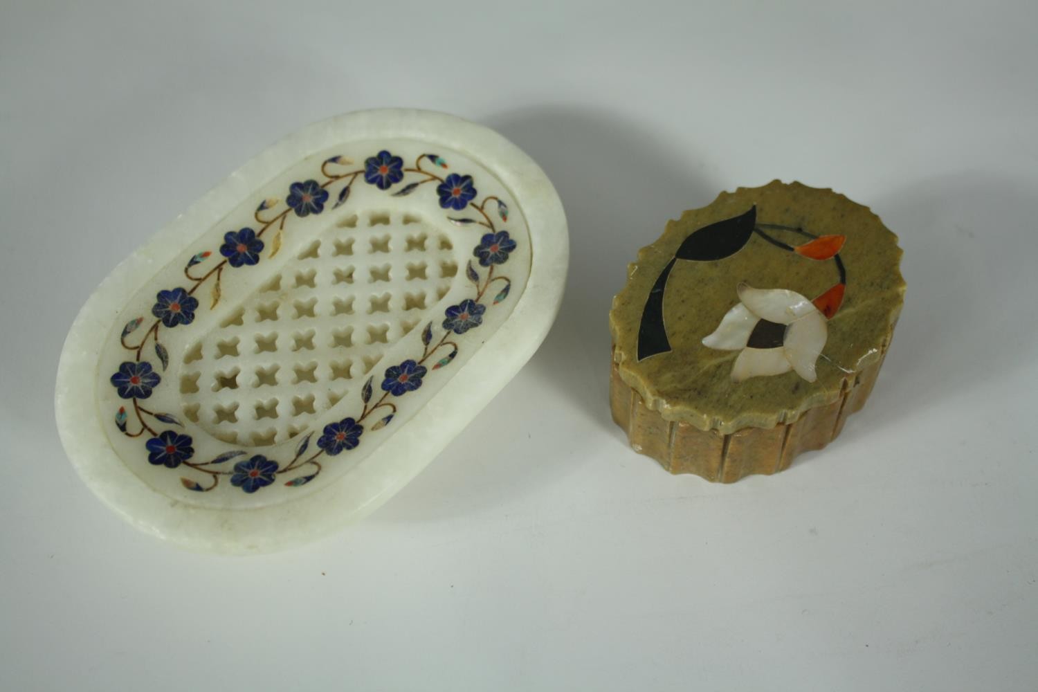 A collection of treen and pietra dura pieces, including a Georgian painted snuff box lid, a treen - Image 4 of 5