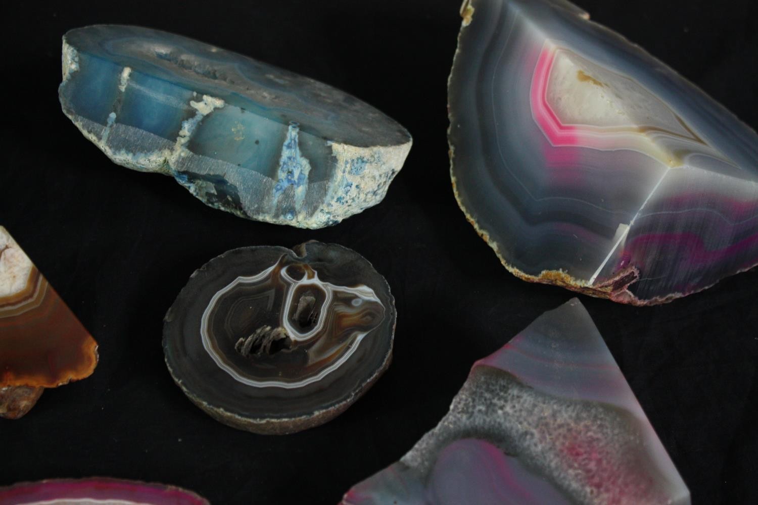 A collection of ten agate geode pieces, some dyed. L.21cm. (largest) Proceeds from this lot will - Image 3 of 4