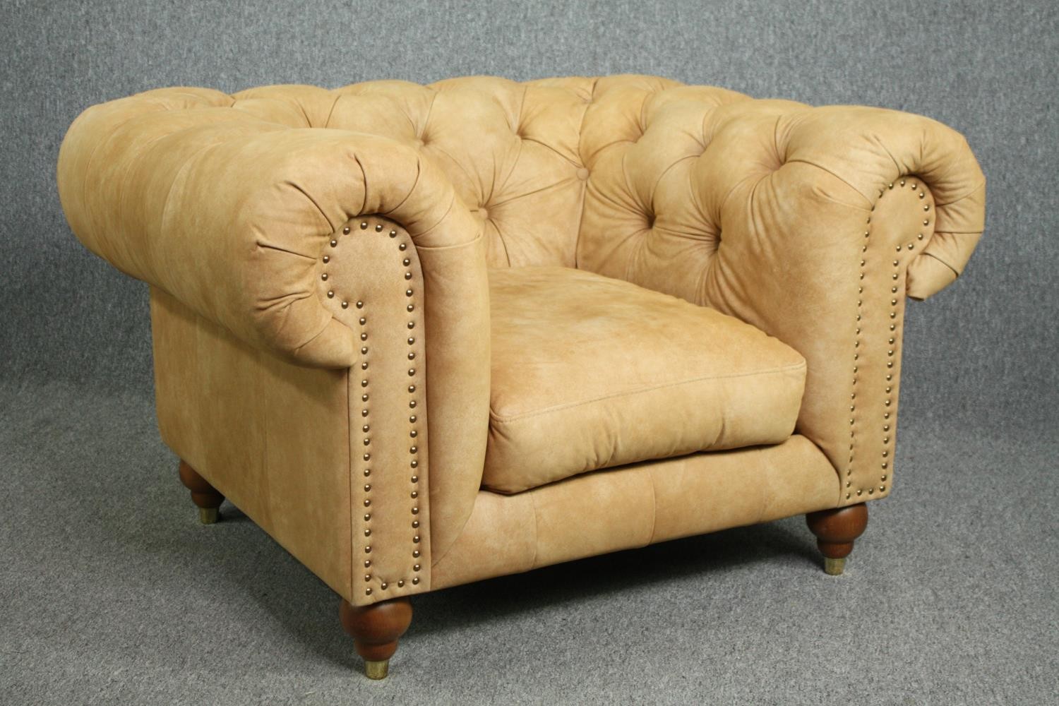 Chesterfield armchair, contemporary in deep buttoned leather upholstery with a nubuck finish. H.73 - Image 3 of 6