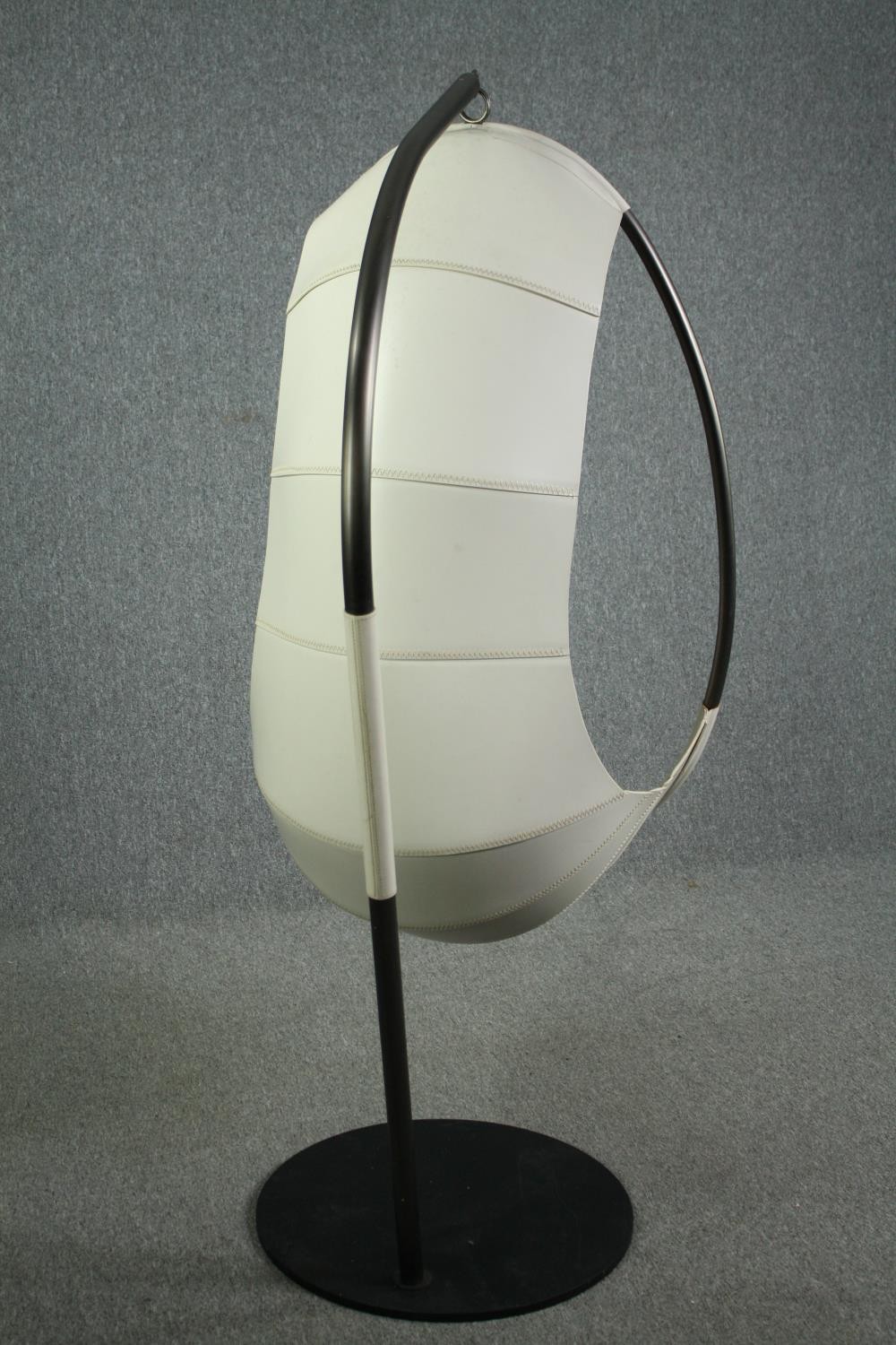 A contemporary Ivano Redaelli swing chair in leather. H.177cm. - Image 3 of 11