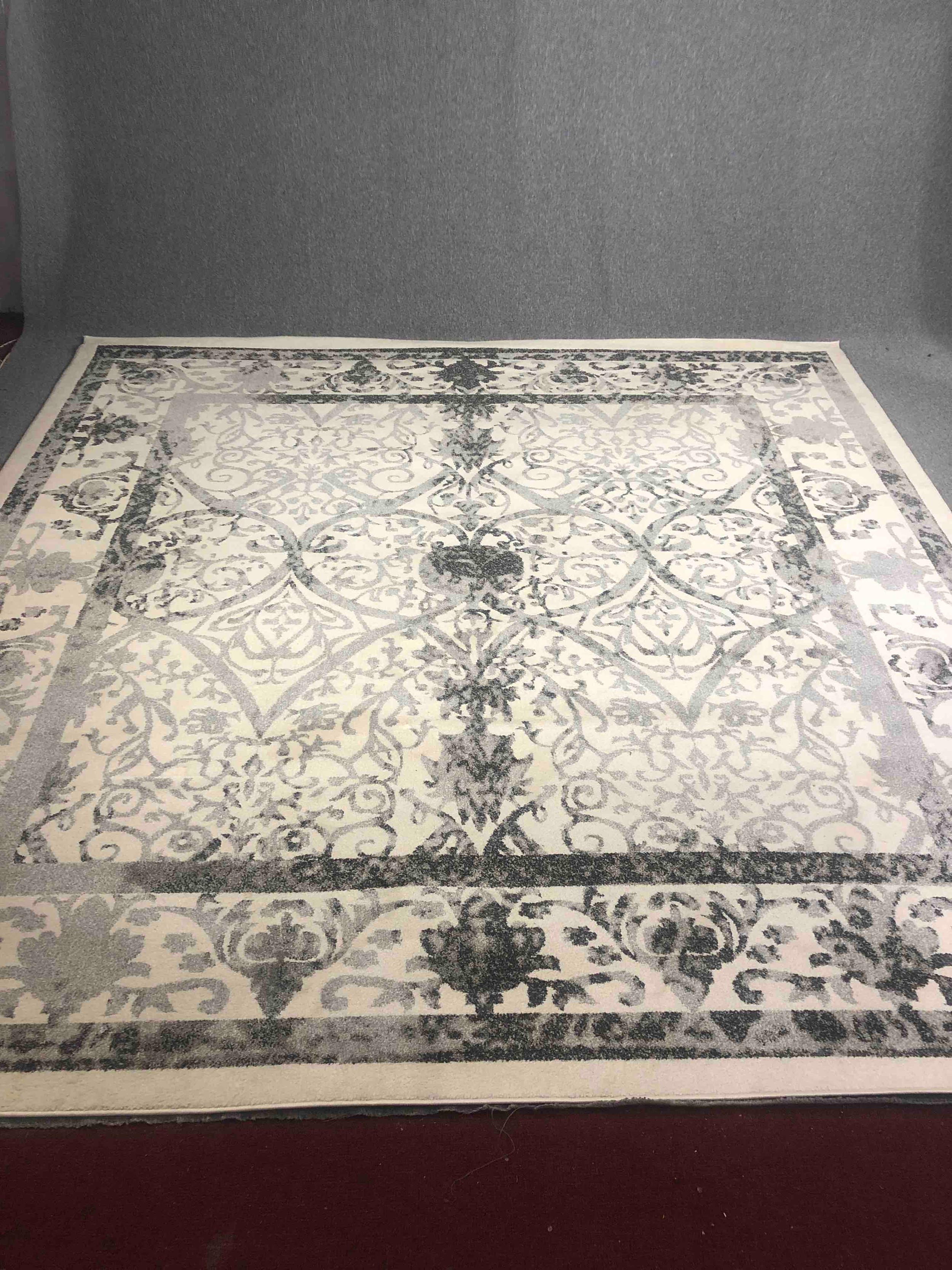 A large contemporary square rug in Persian style. L.305 W.305cm.