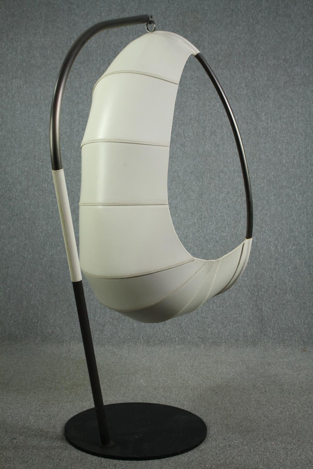 A contemporary Ivano Redaelli swing chair in leather. H.177cm. - Image 4 of 11