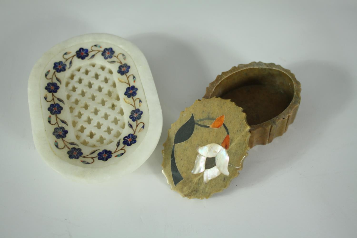 A collection of treen and pietra dura pieces, including a Georgian painted snuff box lid, a treen - Image 5 of 5