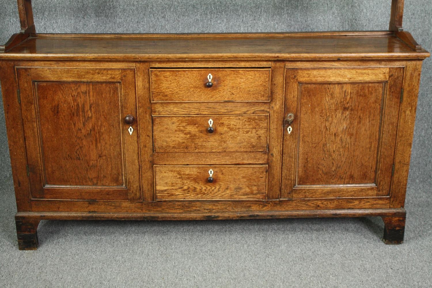 Dresser, 19th century country oak with upper open plate rack above base fitted with drawers - Image 4 of 11