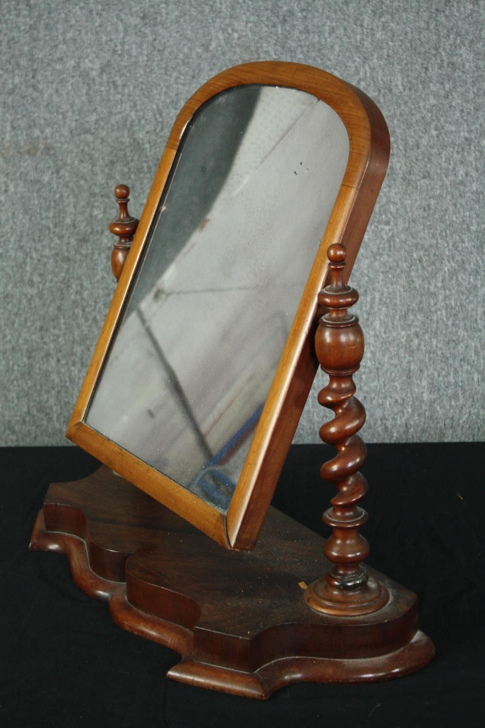 A Victorian mahogany swing mirror along with a pair of 19th century walnut corner wall brackets. H. - Image 4 of 11