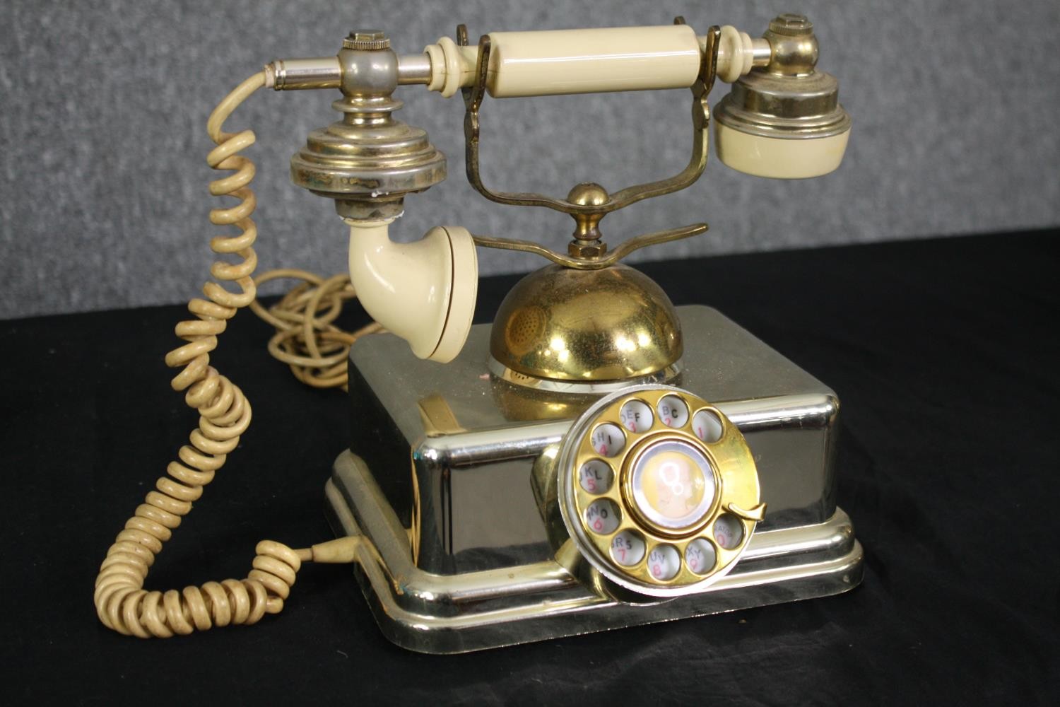 A reproduction vintage telephone (Wired for use). H.21cm. - Image 2 of 4