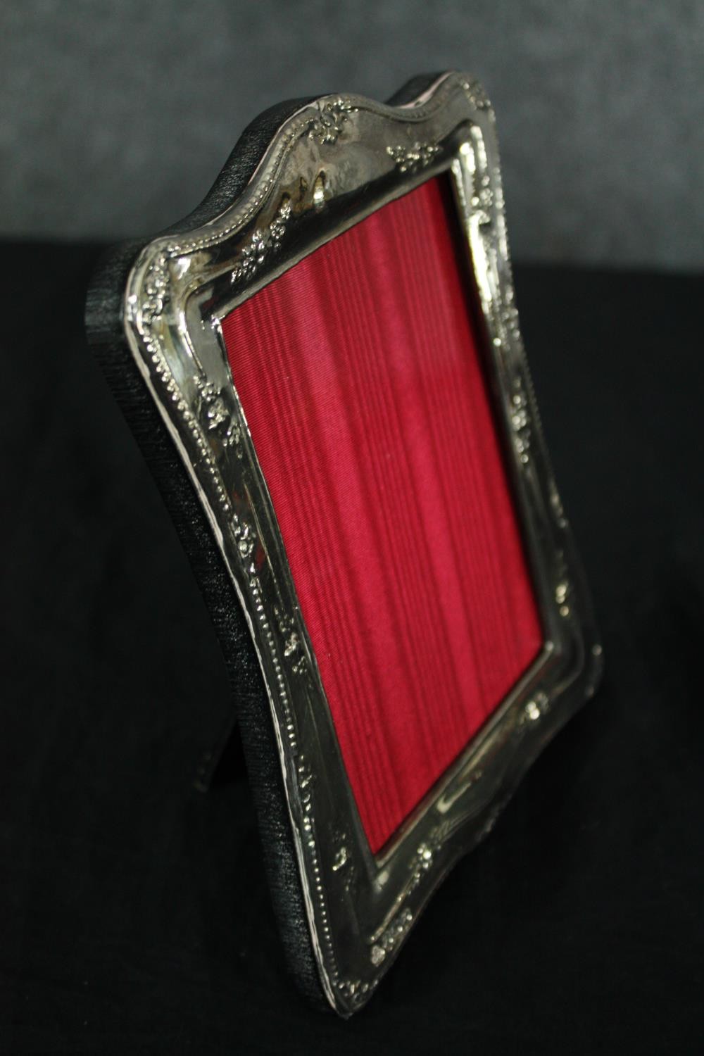A repousse silver photograph frame bearing English hallmarks. H.19 W.14cm. - Image 2 of 5