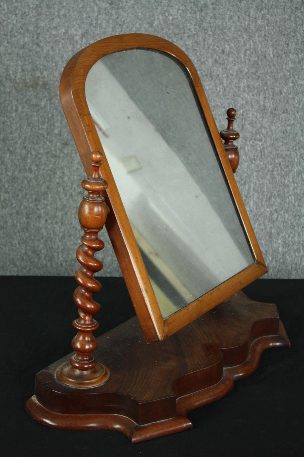 A Victorian mahogany swing mirror along with a pair of 19th century walnut corner wall brackets. H. - Image 3 of 11