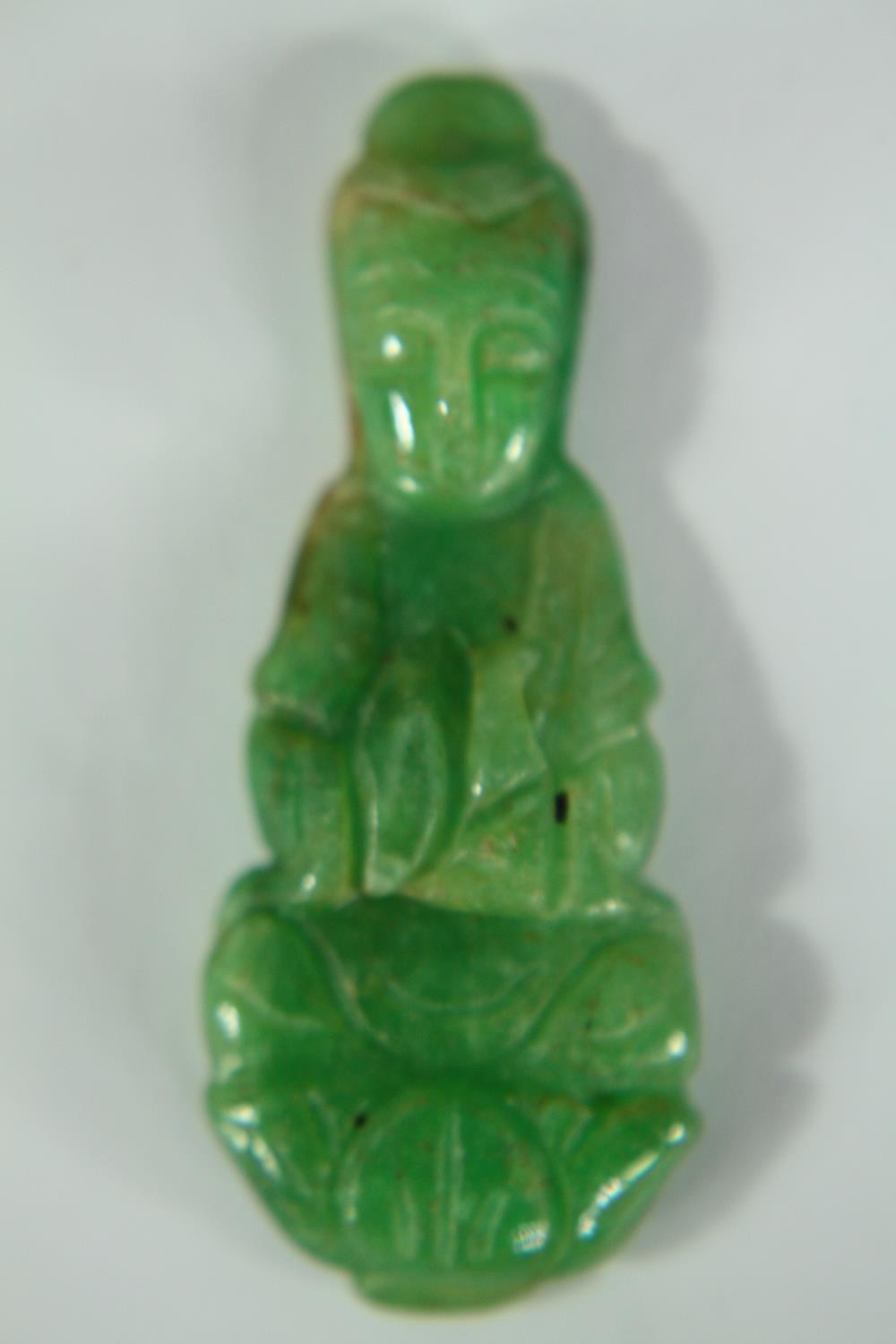 A small collection of jade consisting of a bangle and two seated Buddha figures. The bangle is - Image 4 of 11