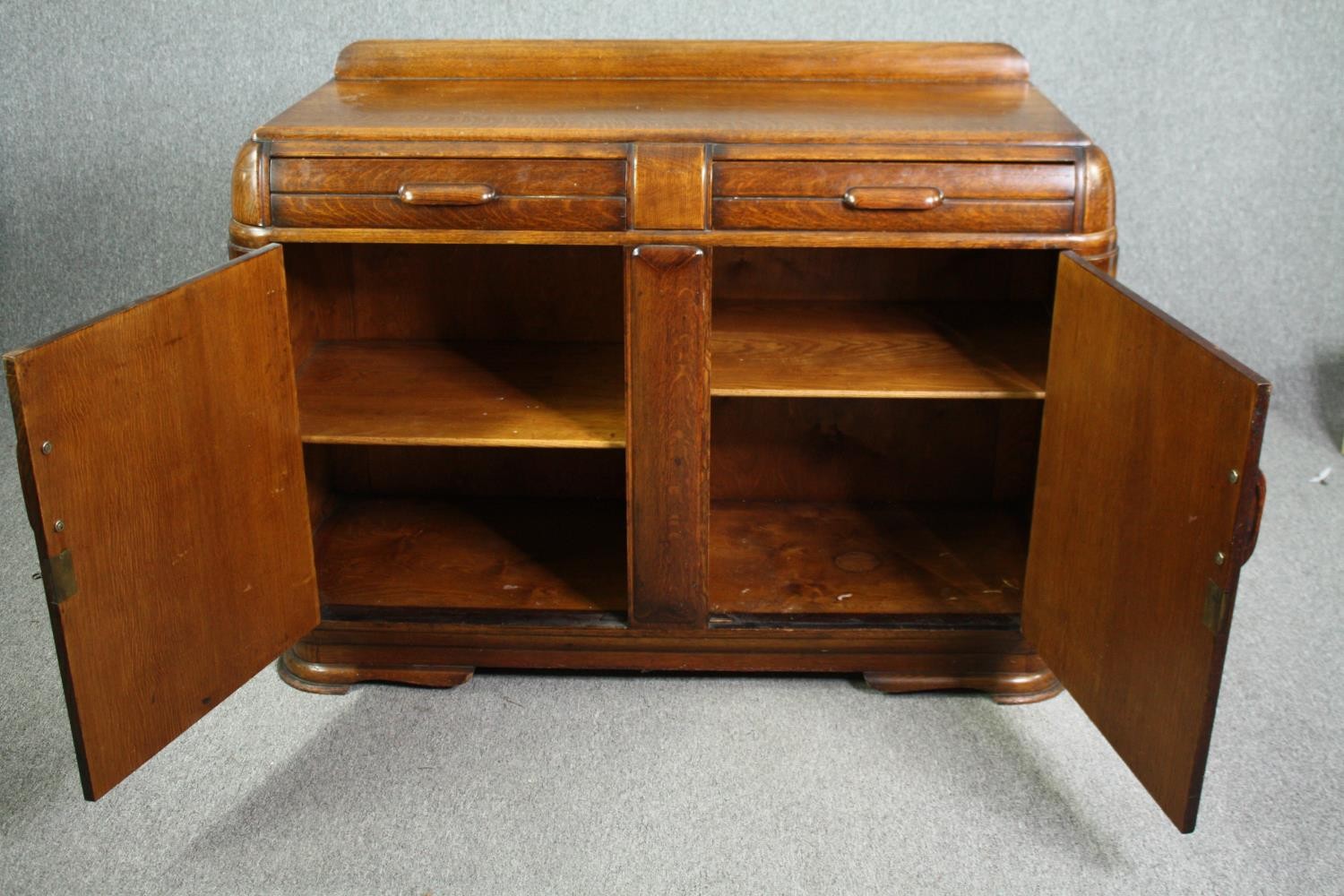 A mid century Art Deco style oak dwarf sideboard. H.103 W.137 D.52cm. - Image 7 of 7