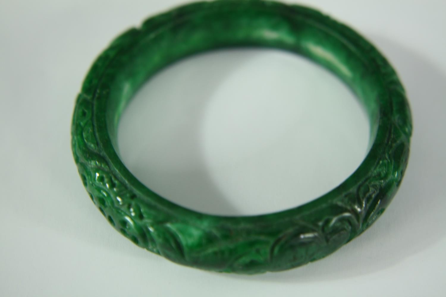 A small collection of jade consisting of a bangle and two seated Buddha figures. The bangle is - Image 7 of 11