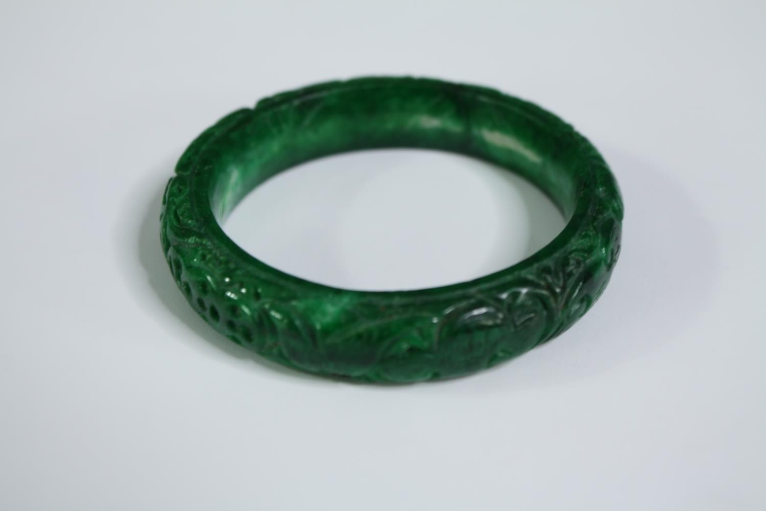 A small collection of jade consisting of a bangle and two seated Buddha figures. The bangle is - Image 9 of 11