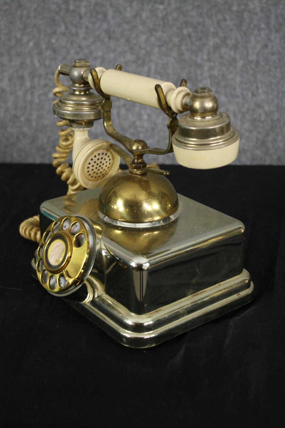 A reproduction vintage telephone (Wired for use). H.21cm. - Image 3 of 4