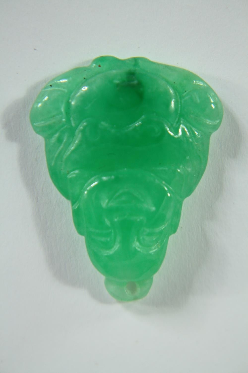 A small collection of jade consisting of a bangle and two seated Buddha figures. The bangle is - Image 3 of 11