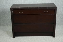 Chest of drawers, contemporary in faux leather. H.80 W.108 D.40cm.