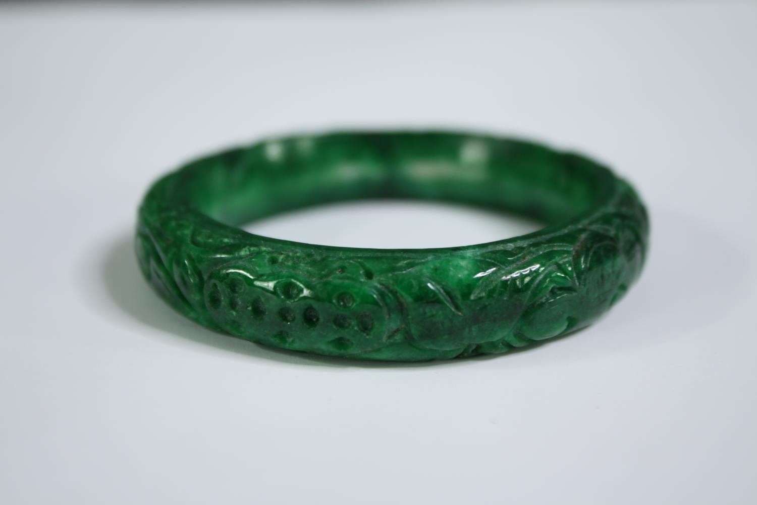 A small collection of jade consisting of a bangle and two seated Buddha figures. The bangle is - Image 10 of 11