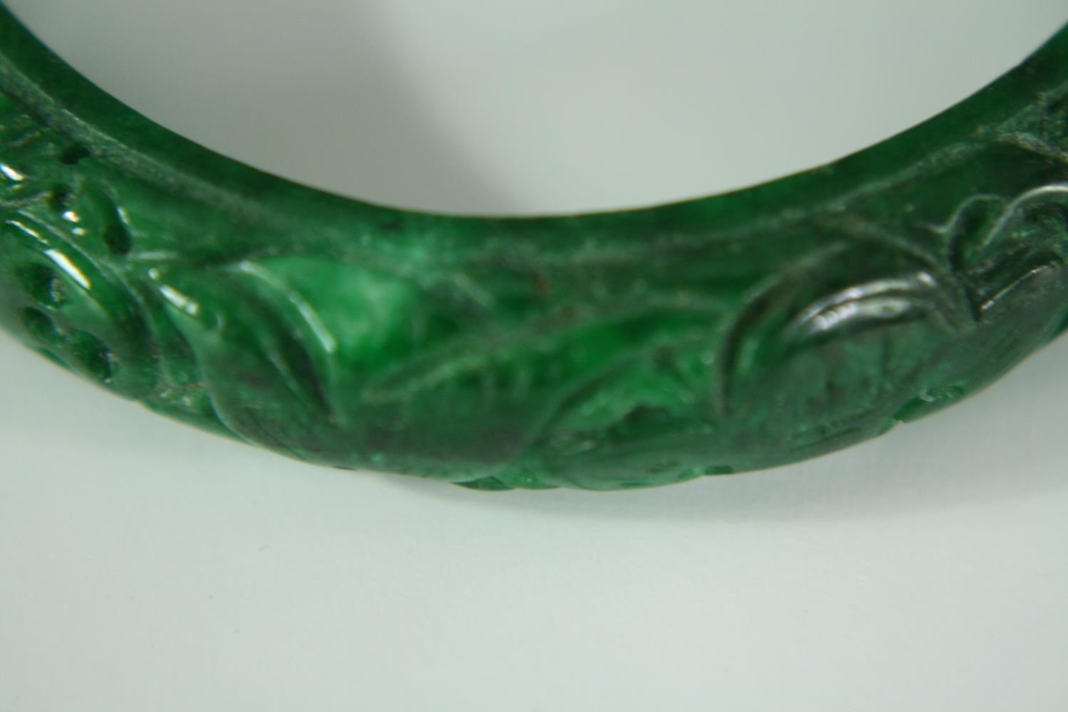 A small collection of jade consisting of a bangle and two seated Buddha figures. The bangle is - Image 6 of 11