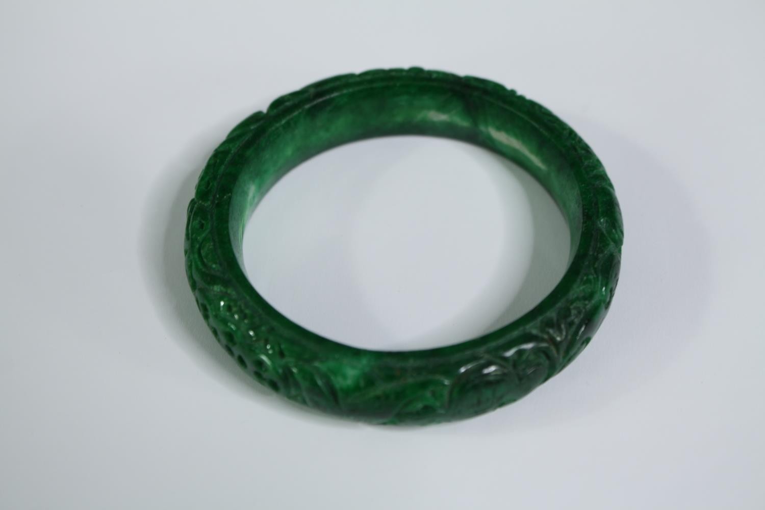 A small collection of jade consisting of a bangle and two seated Buddha figures. The bangle is - Image 8 of 11