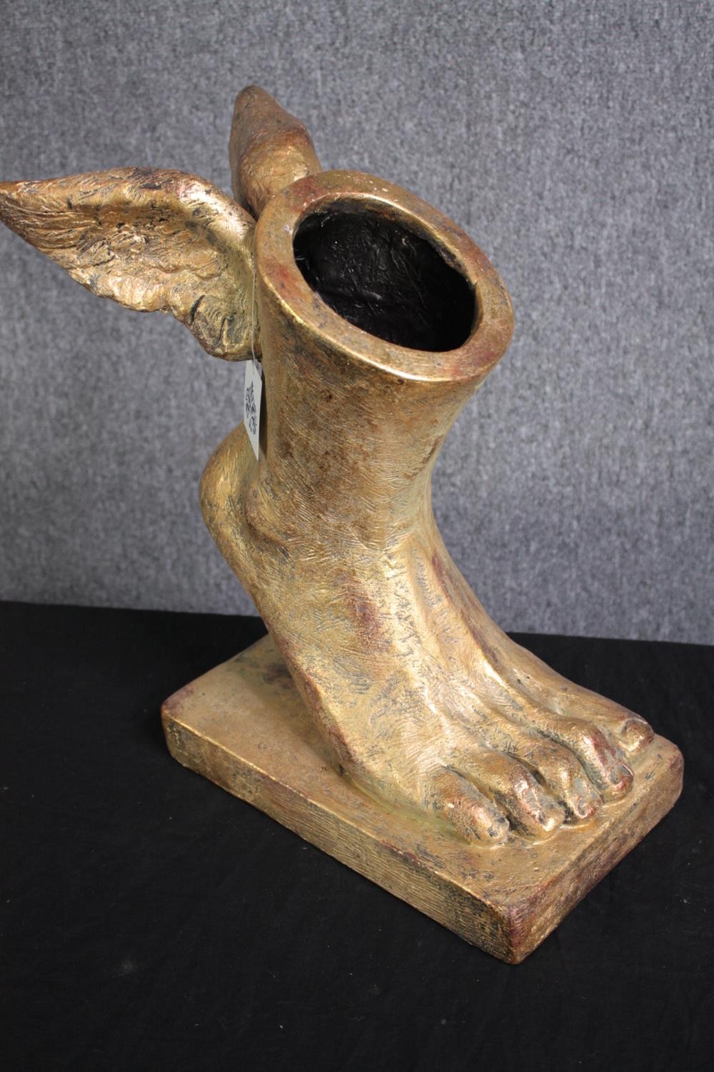 A modern winged foot in the style of Michael Alfano. Resin. Twentieth century. H.40 W.30 D.18cm. - Image 3 of 3