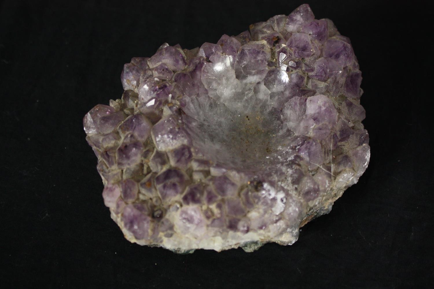 A miscellaneous collection: rhodochrosite crystal formations, a malachite egg, amethyst and - Image 8 of 8