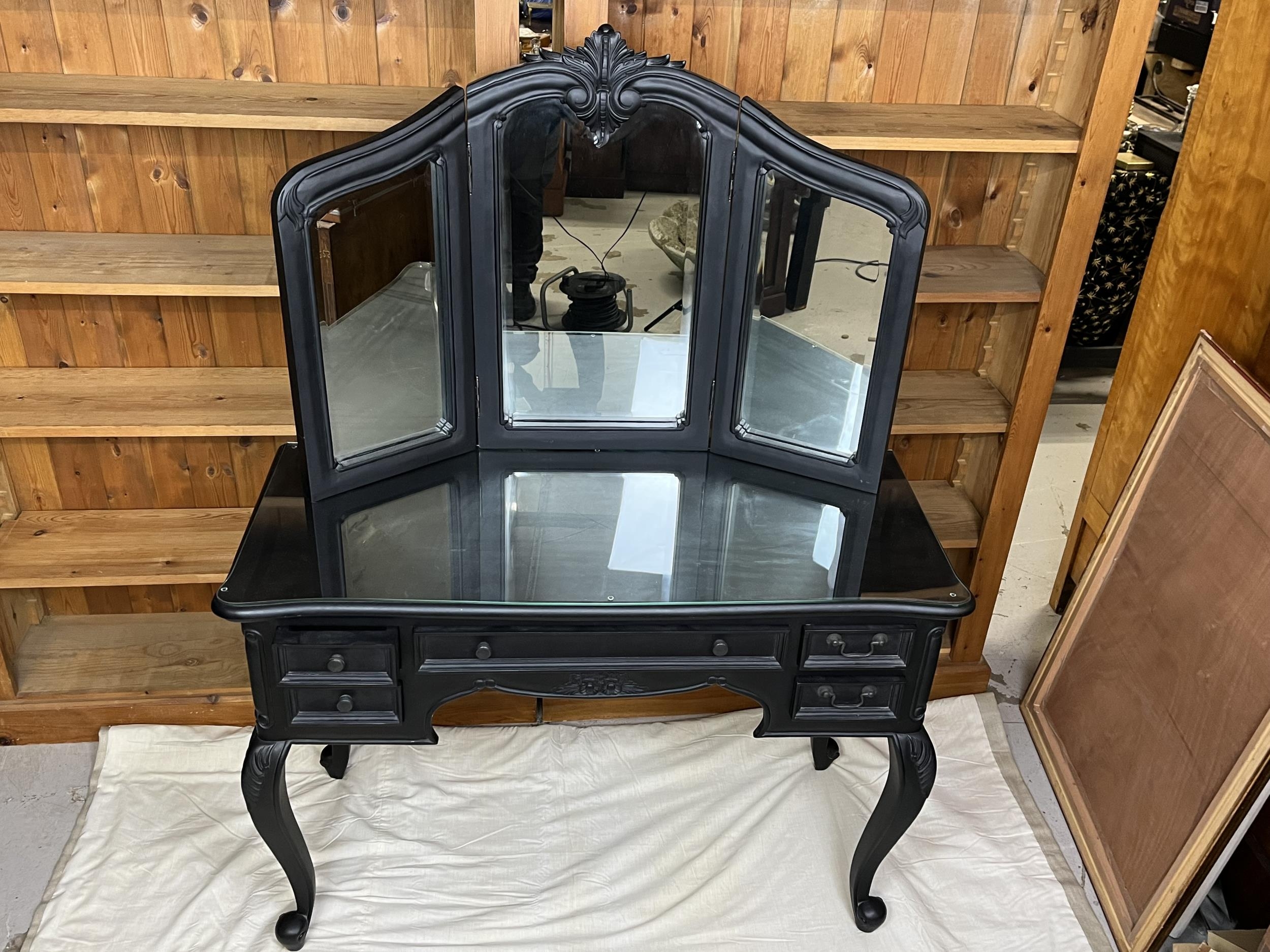 A contemporary Continental style dressing table and matching stool. H.77 W.114 D.48cm. with mirror - Image 3 of 6