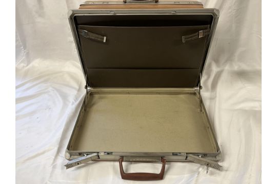 A pair of 1970s vintage matching cases, Samsonite briefcase and an attache case. (With a key that - Image 3 of 5