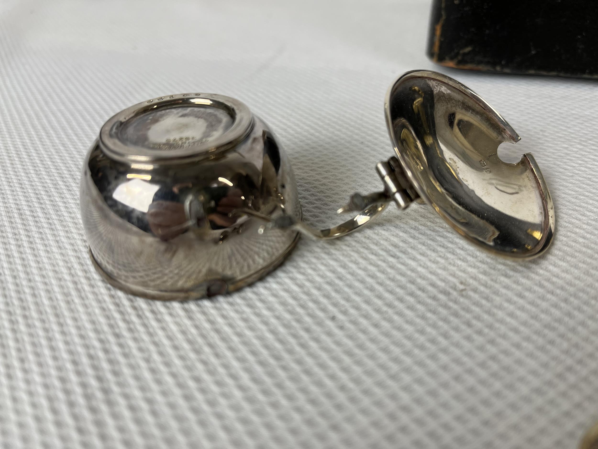 An English hallmarked cruet set, 162g, one piece and fitted box damaged as seen. - Image 5 of 5