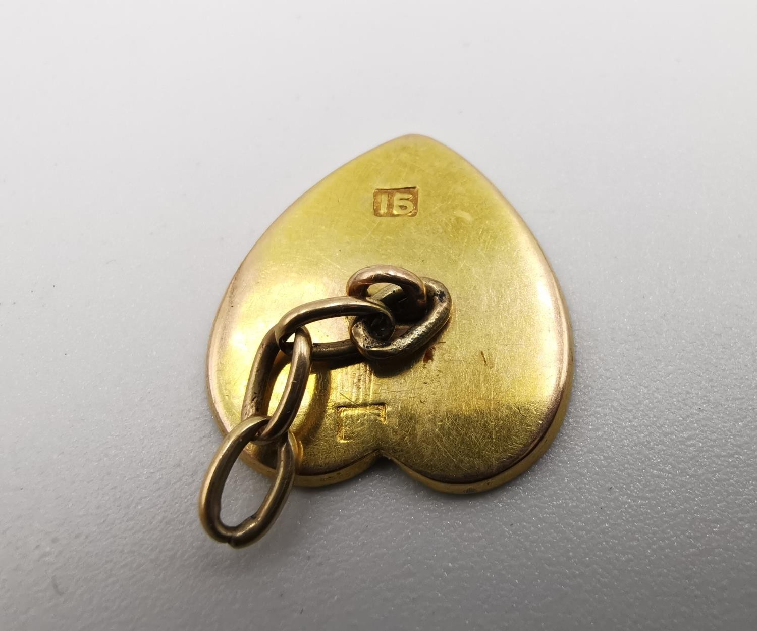 A pair of 15ct yellow gold Chinese heart shaped cufflinks with Chinese characters on them (one - Image 5 of 6