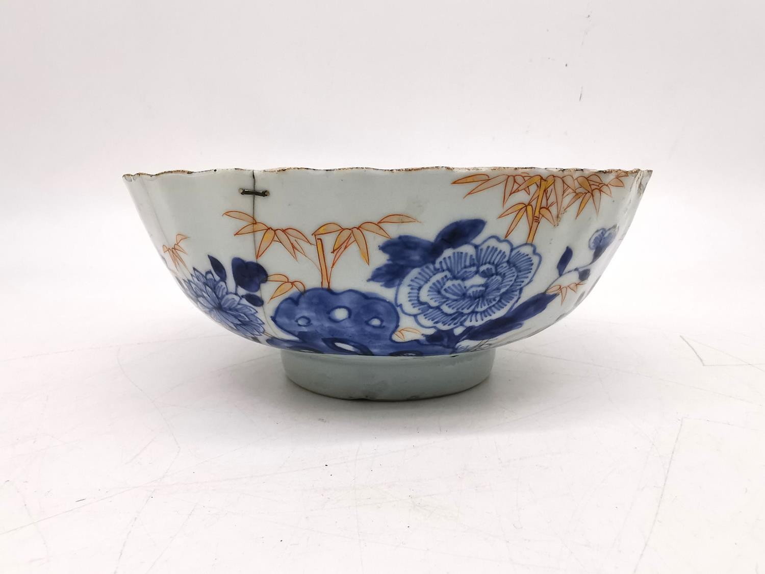 A collection of Kangxi hand painted Imari design porcelain. A Chinese Kangxi fruit bowl with - Image 13 of 18