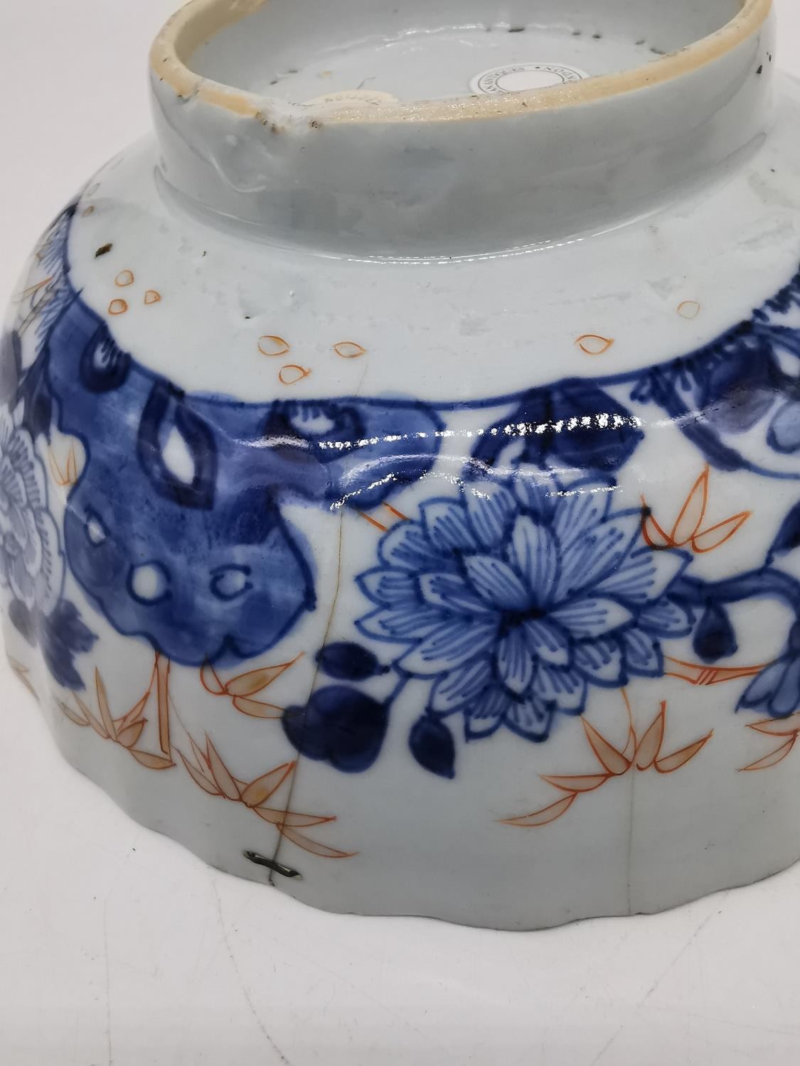 A collection of Kangxi hand painted Imari design porcelain. A Chinese Kangxi fruit bowl with - Image 16 of 18