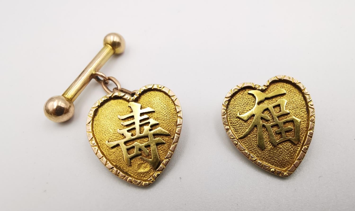 A pair of 15ct yellow gold Chinese heart shaped cufflinks with Chinese characters on them (one - Image 4 of 6